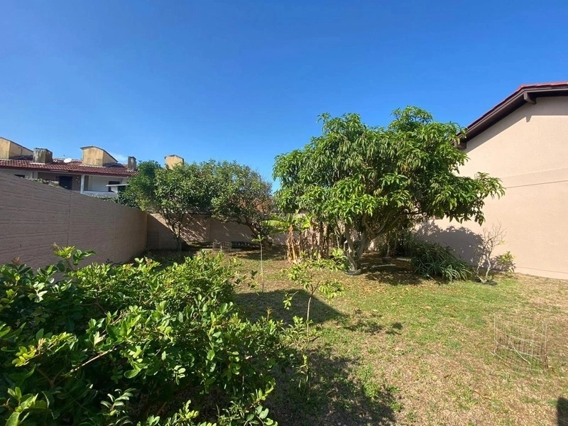Casa com 3 dormitórios e 3 terrenos, a poucos passos do mar: 12ª foto da galeria de imagens do imóvel