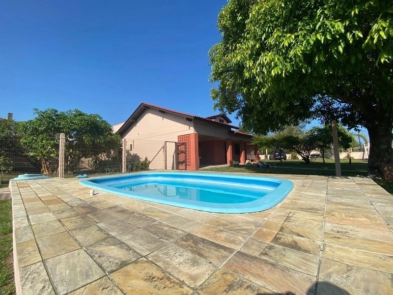 Casa com 3 dormitórios e 3 terrenos, a poucos passos do mar: 11ª foto da galeria de imagens do imóvel