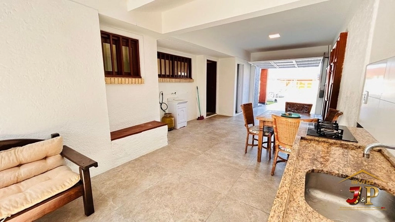 Casa belíssima com 3 quartos e piscina: 2ª foto da galeria de imagens do imóvel