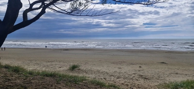 Enorme terreno de esquina pé na areia: 2ª foto da galeria de imagens do imóvel