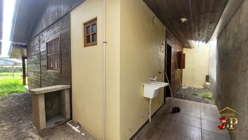 Casa pra locação 3 quadras do mar e no bairro araçá!: 5ª foto da galeria de imagens do imóvel