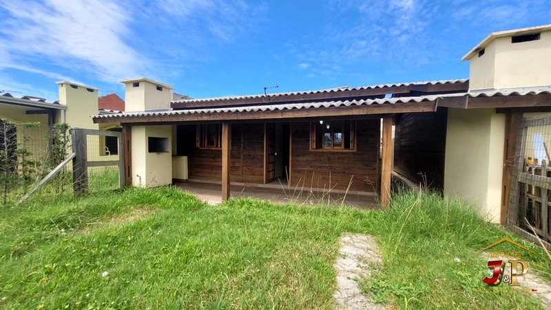 Casa pra locação 3 quadras do mar e no bairro araçá!