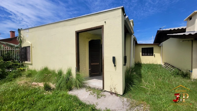 Casa pra locação 3 quadras do mar e no bairro araçá!