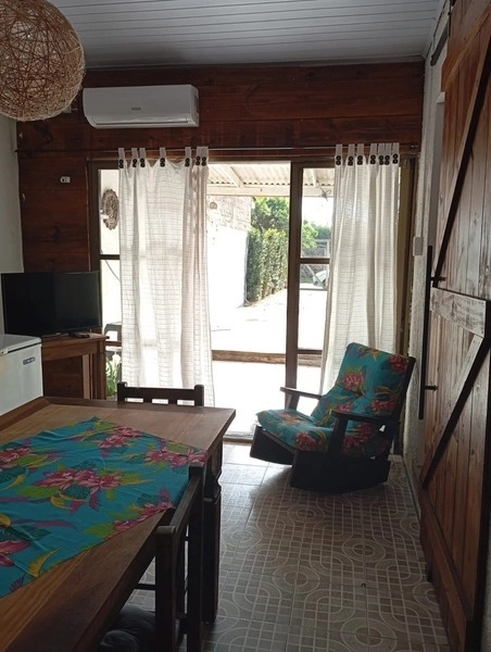 Casa bem localizada com 3 dormitórios e grande pátio: 2ª foto da galeria de imagens do imóvel