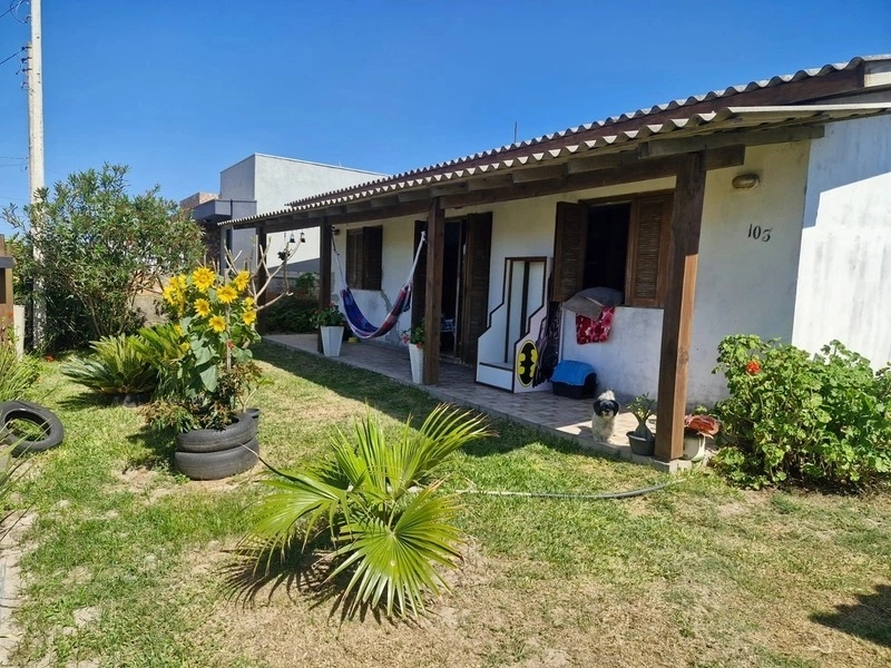 Casa perto da praia com 3 dormitórios: 1ª foto da galeria de imagens do imóvel