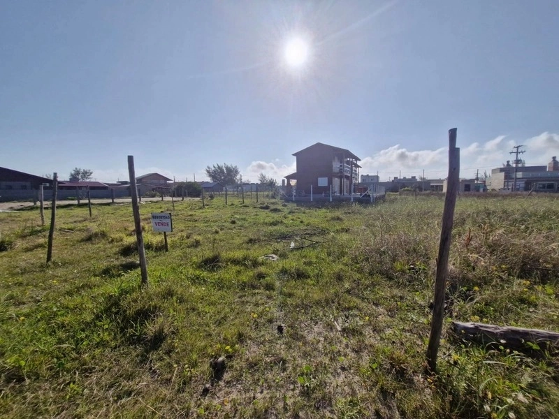 Terreno próximo à praia pronto para construir: 1ª foto da galeria de imagens do imóvel