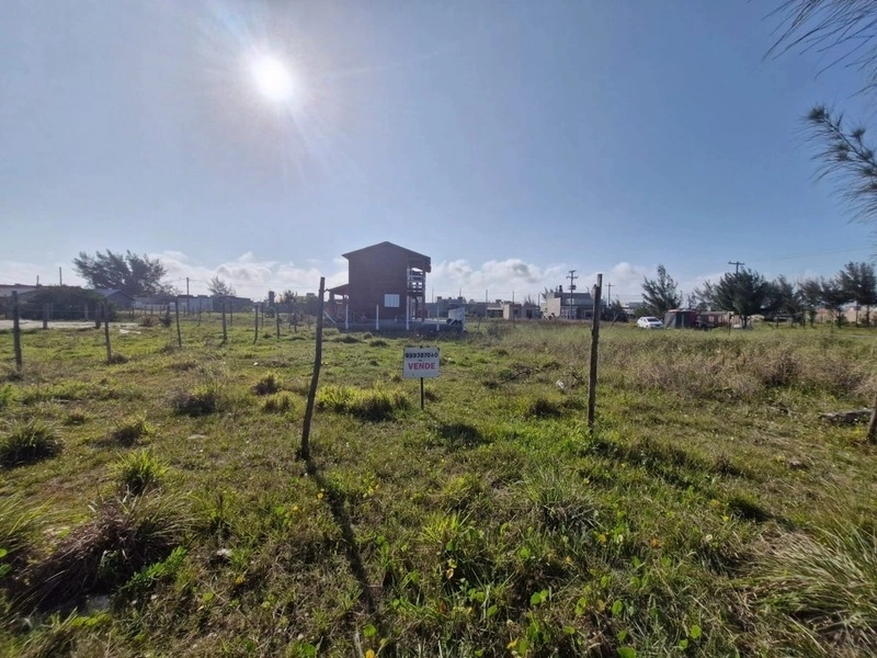 Terreno próximo à praia pronto para construir: 3ª foto da galeria de imagens do imóvel