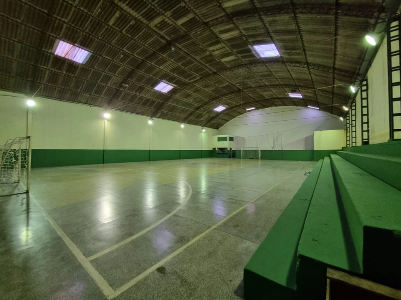 Galpão (quadra de esportes) com área de estacionamento a venda ou locação no bai: 1ª foto da galeria de imagens do imóvel