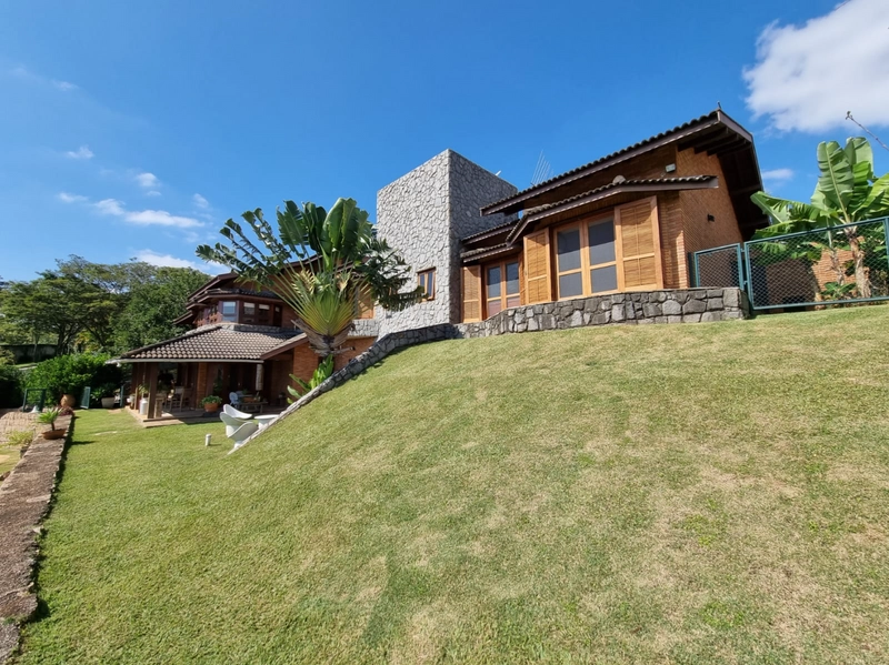 Maravilhosa casa de esquina construída com o charme dos tijolos e pedras aparent: 33ª foto da galeria de imagens do imóvel