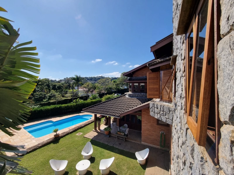 Maravilhosa casa de esquina construída com o charme dos tijolos e pedras aparent: 1ª foto da galeria de imagens do imóvel