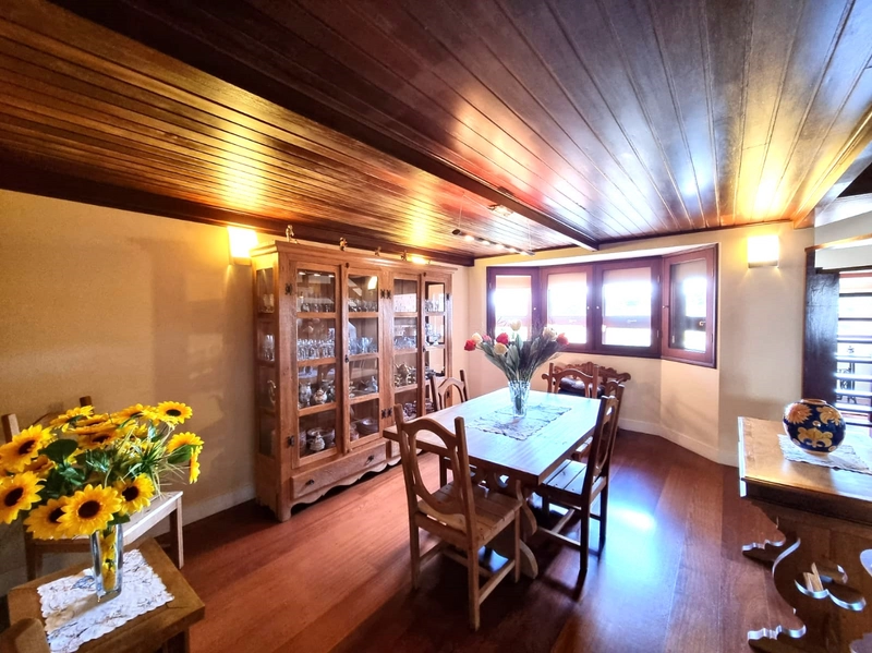 Maravilhosa casa de esquina construída com o charme dos tijolos e pedras aparent: 45ª foto da galeria de imagens do imóvel