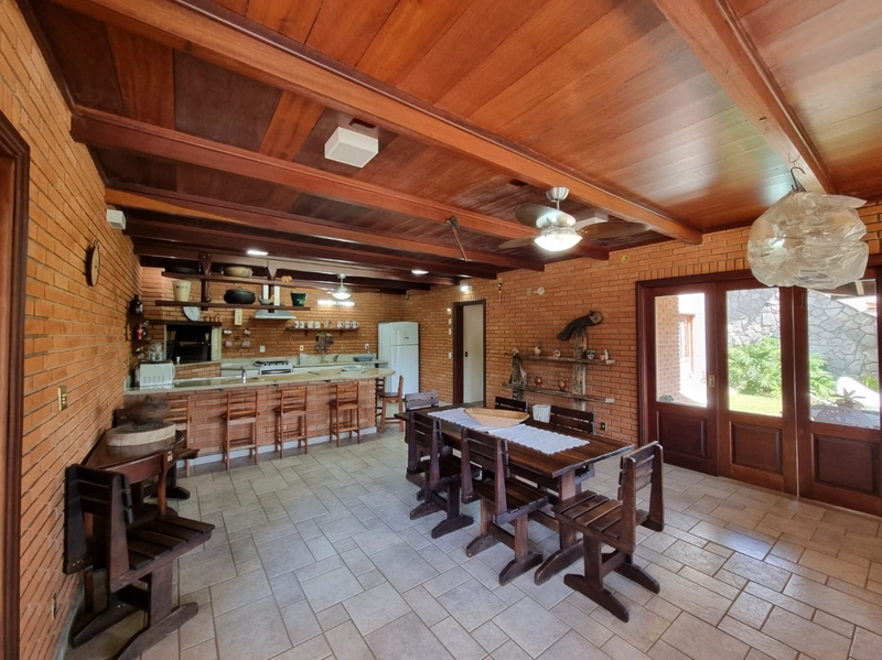 Maravilhosa casa de esquina construída com o charme dos tijolos e pedras aparent: 30ª foto da galeria de imagens do imóvel