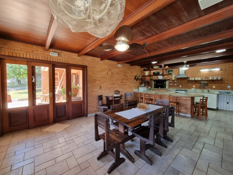 Maravilhosa casa de esquina construída com o charme dos tijolos e pedras aparent: 31ª foto da galeria de imagens do imóvel