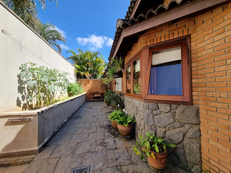 Maravilhosa casa de esquina construída com o charme dos tijolos e pedras aparent: 24ª foto da galeria de imagens do imóvel