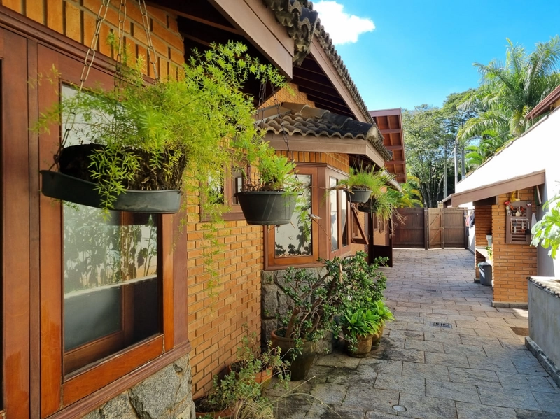Maravilhosa casa de esquina construída com o charme dos tijolos e pedras aparent: 25ª foto da galeria de imagens do imóvel