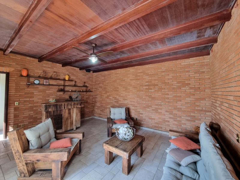 Maravilhosa casa de esquina construída com o charme dos tijolos e pedras aparent: 26ª foto da galeria de imagens do imóvel
