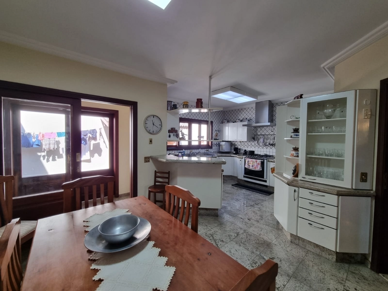 Maravilhosa casa de esquina construída com o charme dos tijolos e pedras aparent: 21ª foto da galeria de imagens do imóvel