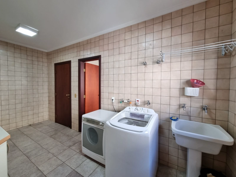 Maravilhosa casa de esquina construída com o charme dos tijolos e pedras aparent: 23ª foto da galeria de imagens do imóvel