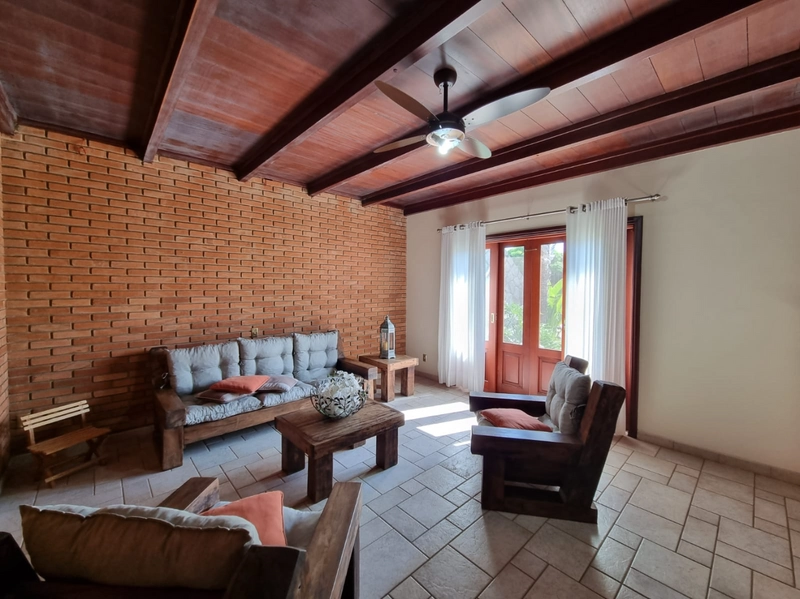 Maravilhosa casa de esquina construída com o charme dos tijolos e pedras aparent: 29ª foto da galeria de imagens do imóvel