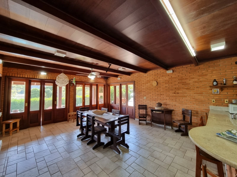 Maravilhosa casa de esquina construída com o charme dos tijolos e pedras aparent: 32ª foto da galeria de imagens do imóvel