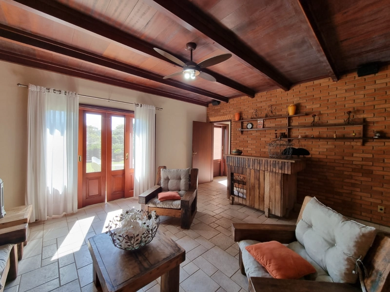 Maravilhosa casa de esquina construída com o charme dos tijolos e pedras aparent: 27ª foto da galeria de imagens do imóvel
