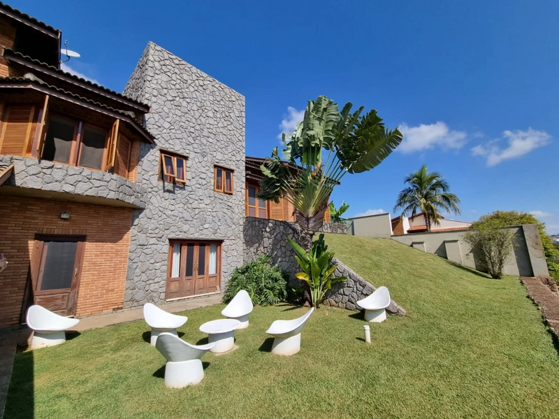 Maravilhosa casa de esquina construída com o charme dos tijolos e pedras aparent: 34ª foto da galeria de imagens do imóvel
