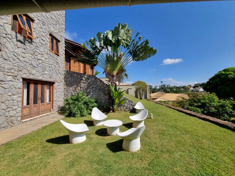 Maravilhosa casa de esquina construída com o charme dos tijolos e pedras aparent: 2ª foto da galeria de imagens do imóvel