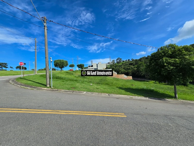 Terreno de esquina com vista para o verde no Campo de Toscana Vinhedo.