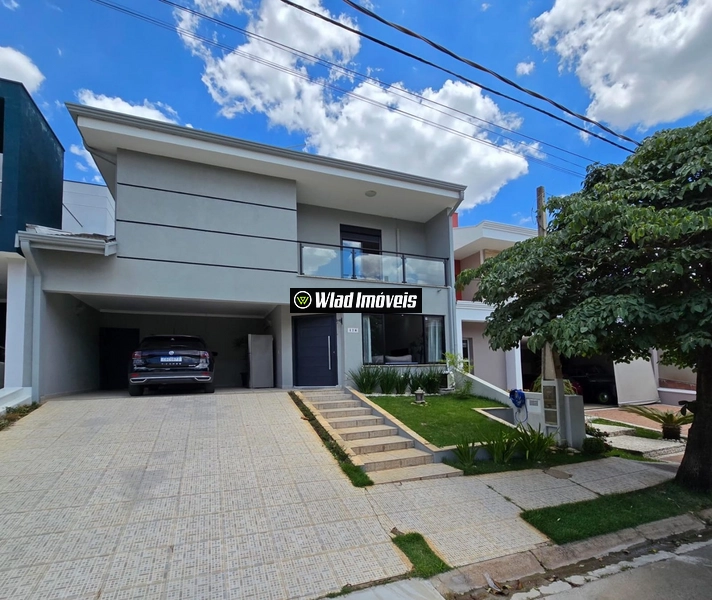 Casa Modernizada à venda em Condomínio de Valinhos