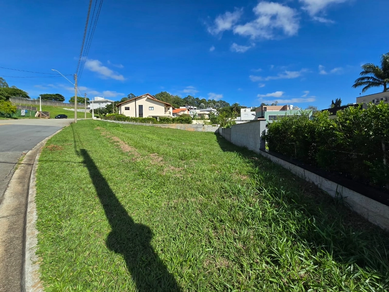 Terreno plano de esquina com 855 m² a venda no Condomínio Villagio Paradiso em I: 1ª foto da galeria de imagens do imóvel