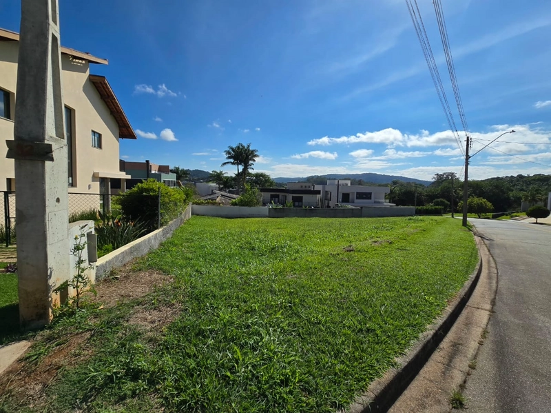 Terreno plano de esquina com 855 m² a venda no Condomínio Villagio Paradiso em I: 3ª foto da galeria de imagens do imóvel