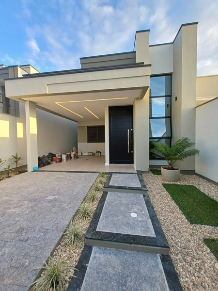 CASA COM 3 DORMITORIOS À VENDA EM TIJUCAS
