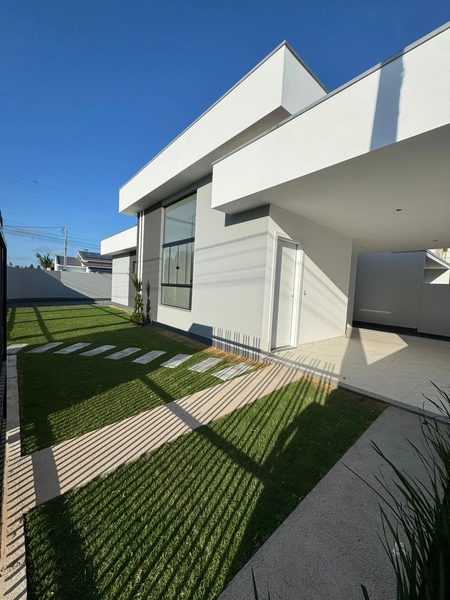 CASA DE ESQUINA DISPONIVEL À VENDA