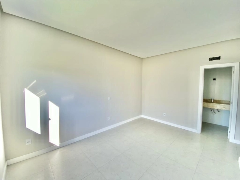 LINDA CASA 4 SUÍTES NOVA CONDOMÍNIO FECHADO DE ALTO PADRÃO POR 950 Mi: 4ª foto da galeria de imagens do imóvel