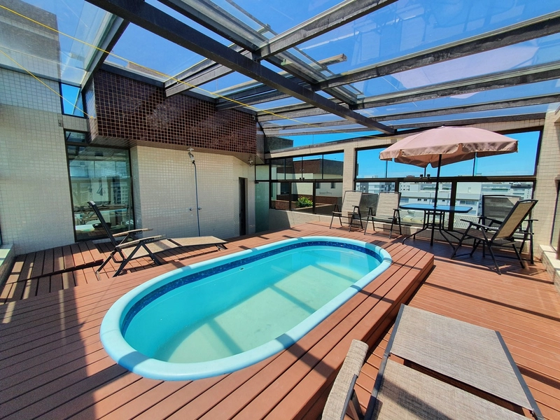 BELÍSSIMA COBERTURA 240M² ÁREA FRENTE MAR E PRAÇA BASSANI