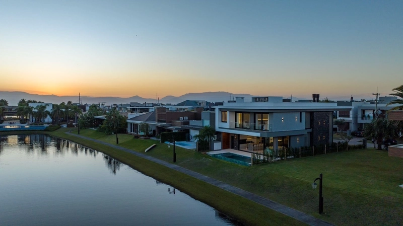 RESIDÊNCIA DE ALTO PADRÃO NO CAPÃO ILHAS RESORT: 3ª foto da galeria de imagens do imóvel