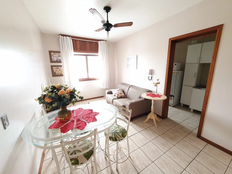 NO CENTRO DE CAPÃO !! 1 DORMITÓRIO C/ BOX DE ESTAC.