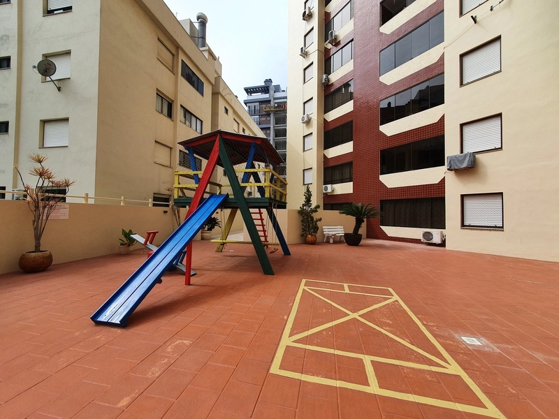 DE FRENTE !! 3 SACADAS MOBILIADO JUNTO A PRAÇA BOIANOVISKI: 3ª foto da galeria de imagens do imóvel