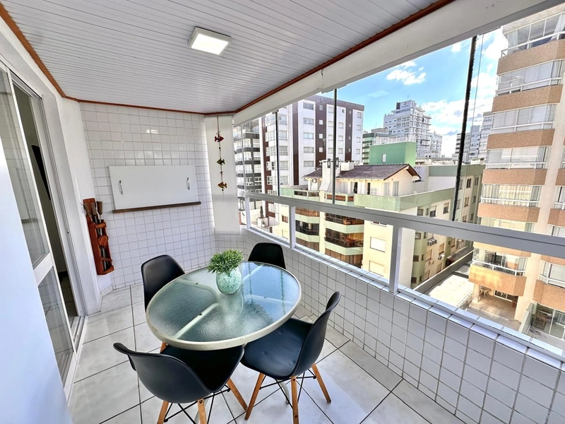 Apartamento de frente ao lado da Praça Luiz Bassani