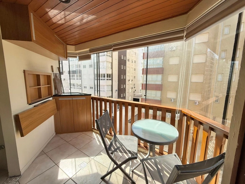 Apartamento de frente junto a Avenida Central