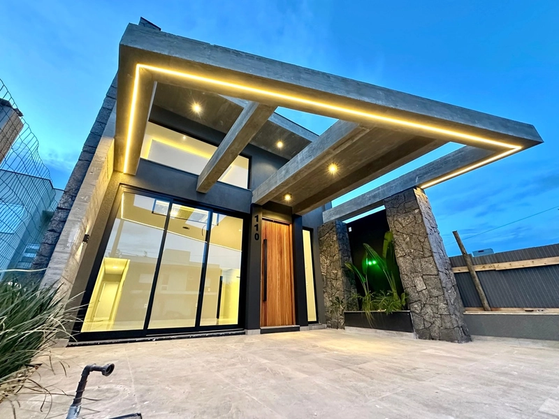 CASA BEIRA-MAR NOVA COM TERRAÇO E VISTA PARA O MAR: 1ª foto da galeria de imagens do imóvel