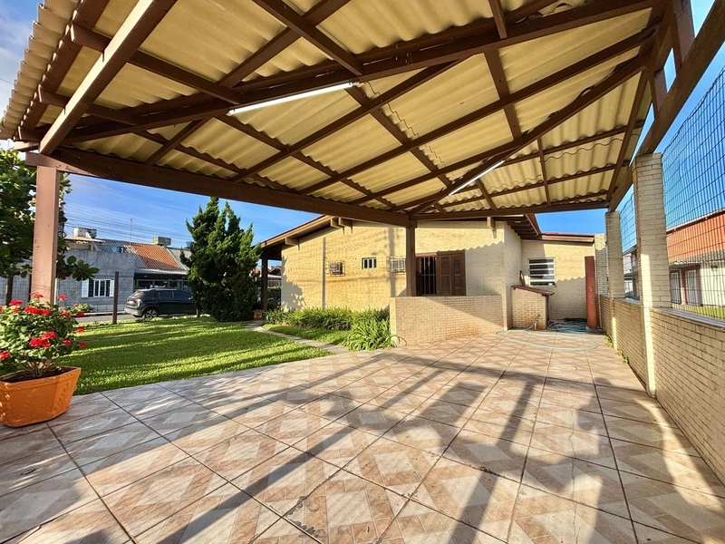 CASA TÉRREA EM ESQUINA NORTE OESTE A TRÊS QUADRAS DO MAR: 1ª foto da galeria de imagens do imóvel