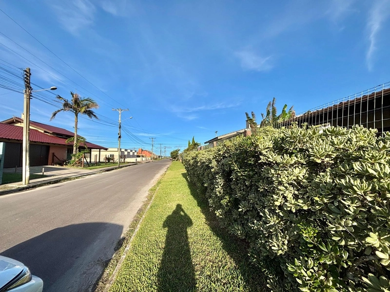 CASA TÉRREA EM ESQUINA NORTE OESTE A TRÊS QUADRAS DO MAR: 20ª foto da galeria de imagens do imóvel