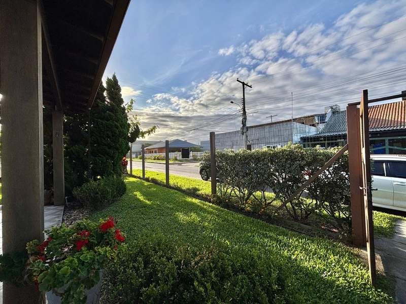 CASA TÉRREA EM ESQUINA NORTE OESTE A TRÊS QUADRAS DO MAR: 11ª foto da galeria de imagens do imóvel