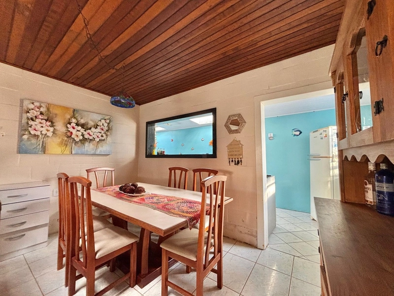 CASA TÉRREA EM ESQUINA NORTE OESTE A TRÊS QUADRAS DO MAR: 3ª foto da galeria de imagens do imóvel