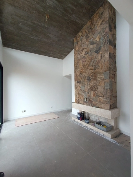 CASA NOVA DE PADRÃO MODERNO COM PISCINA EM LOCALIZAÇÃO NOBRE DO ARAÇÁ: 13ª foto da galeria de imagens do imóvel