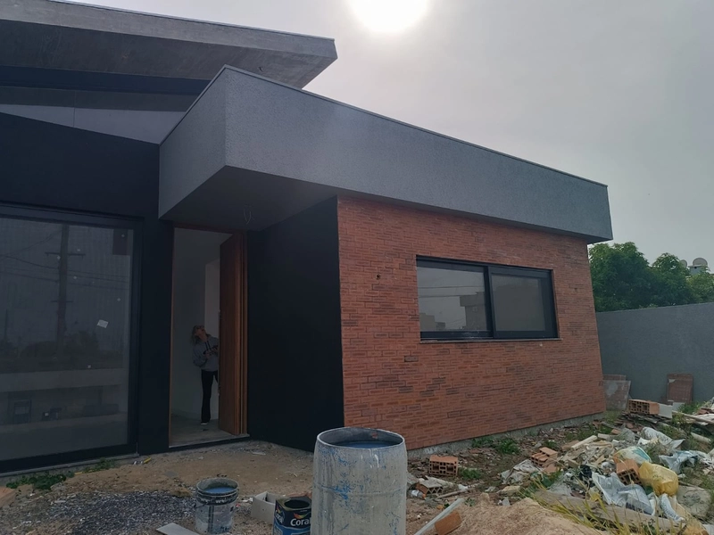 CASA NOVA DE PADRÃO MODERNO COM PISCINA EM LOCALIZAÇÃO NOBRE DO ARAÇÁ: 5ª foto da galeria de imagens do imóvel