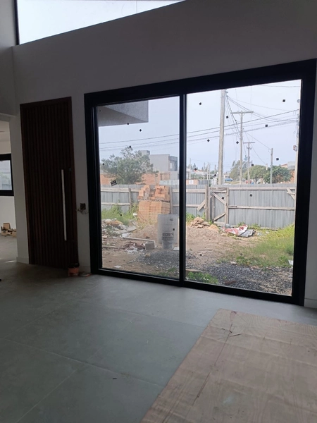 CASA NOVA DE PADRÃO MODERNO COM PISCINA EM LOCALIZAÇÃO NOBRE DO ARAÇÁ: 6ª foto da galeria de imagens do imóvel