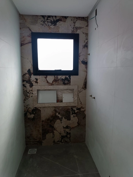 CASA NOVA DE PADRÃO MODERNO COM PISCINA EM LOCALIZAÇÃO NOBRE DO ARAÇÁ: 3ª foto da galeria de imagens do imóvel