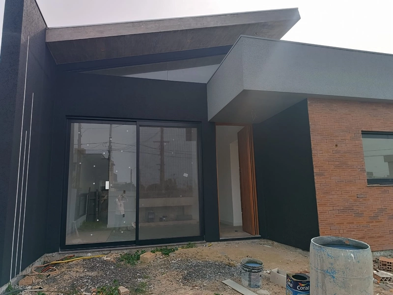 CASA NOVA DE PADRÃO MODERNO COM PISCINA EM LOCALIZAÇÃO NOBRE DO ARAÇÁ: 2ª foto da galeria de imagens do imóvel